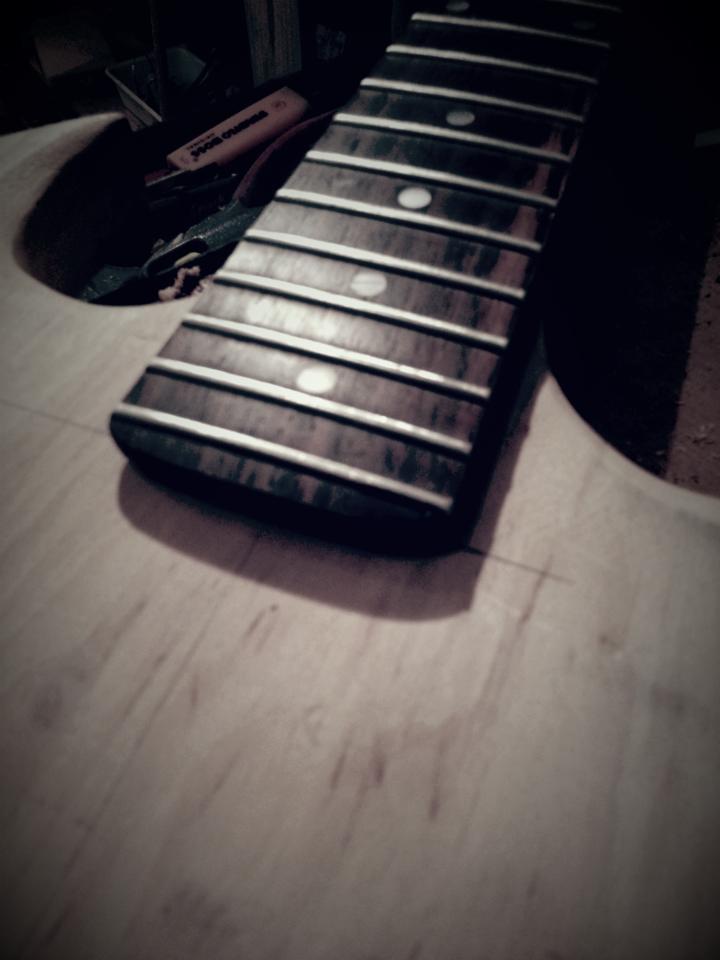 Budują gitarę Lary Croft (Zobacz)