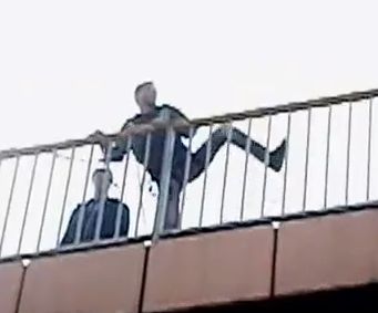 Rzucają się z mostu dla zabawy (FILM) - Kadr z filmu w YT