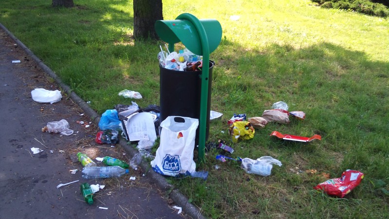 Stosy śmieci w Parku Grabiszyńskim - 1