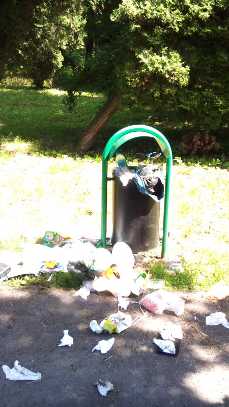 Stosy śmieci w Parku Grabiszyńskim - 2