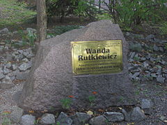 Wanda Rutkiewicz. Legenda himalaizmu - Kamień pamiątkowy przy wejściu do II LO we Wrocławiu, fot. Wikipedia