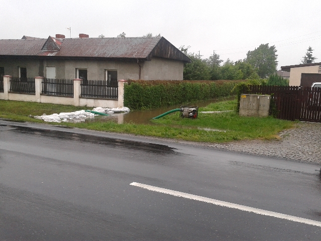 Z niepokojem wypatrują deszczu - 8