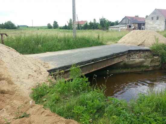 Zamiast remontu mostu... piaskownica! - fot. prw.pl