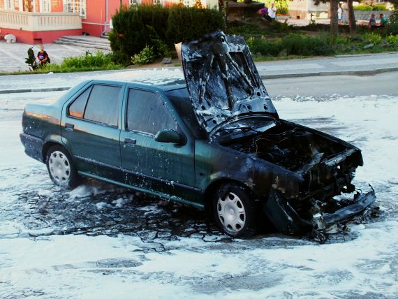 Płonące auto w centrum Sob&oacute;tki