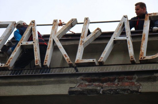 Kręcą ich świecące litery (Zobacz)
