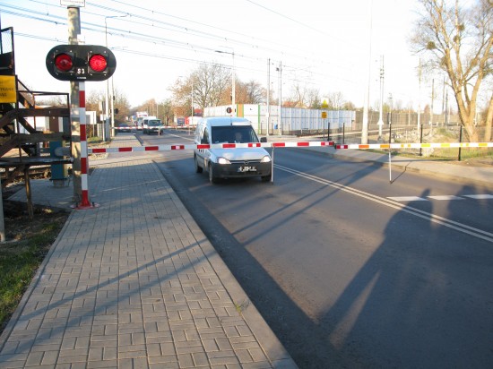 Przejazd kolejowy pod okiem policji