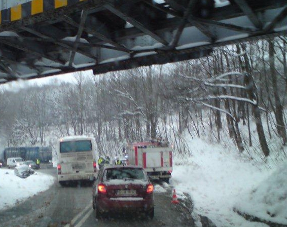 Zima paraliżuje dolnośląskie drogi (Zobacz) - Wypadek pod Bolkowem (Fot. www.droginaszostke.pl)