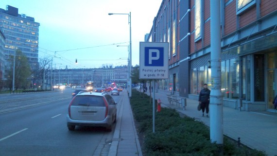 Dziki parking na... jezdni (ZOBACZ) - 1