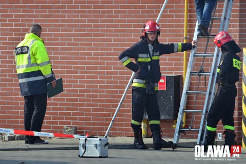 Wyrwali z ziemi bankomat i uciekli - 0