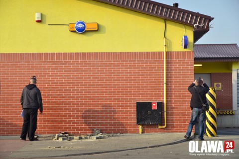 Wyrwali z ziemi bankomat i uciekli - 1