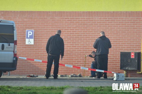 Wyrwali z ziemi bankomat i uciekli - 4