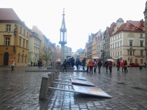 Wiatr poprzewracał tablice w Rynku - 1