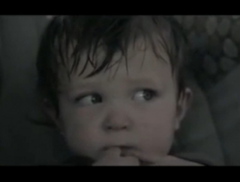Tak umiera dziecko w nagrzanym aucie (FILM) - fot. screen z YT