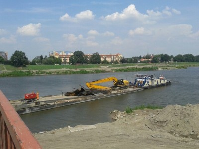 Wrocław: Robotnicy znaleźli w Odrze ł&oacute;dź podwodną? (FOTO)