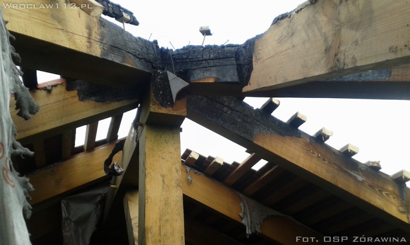Księgienice: Pożar dachu po uderzeniu pioruna (Zdjęcia) - Zdjęcia: OSP Żórawina