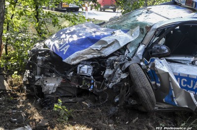 Policjantka wjechała w drzewo. Helikopter zabrał ją do szpitala - 2