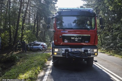 Policjantka wjechała w drzewo. Helikopter zabrał ją do szpitala - 3