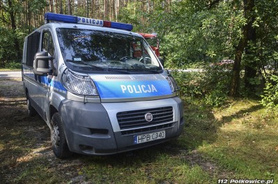Policjantka wjechała w drzewo. Helikopter zabrał ją do szpitala - 5