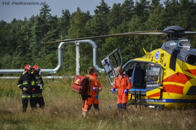 Policjantka wjechała w drzewo. Helikopter zabrał ją do szpitala - 6