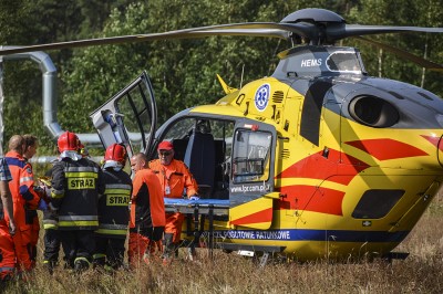 Policjantka wjechała w drzewo. Helikopter zabrał ją do szpitala - 7
