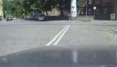 Podw&oacute;jna ciągła i... wjeżdżasz na chodnik