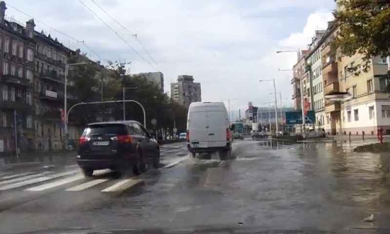 Tajemnicza nieprawidłowość na Skłodowskiej. Woda stała na ulicy - Kadr z filmu w YouTube
