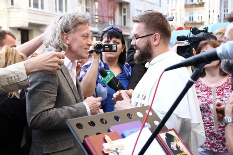 Są pierwsze opinie ws. odwołania Krzysztofa Mieszkowskiego - Czerwiec, pokaz kontrowersyjnej "Golgoty picnic". Krzysztof Mieszkowski i ojciec Norbert Oczkowski