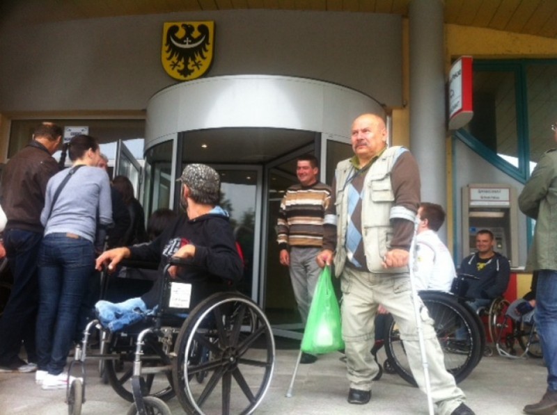Niepełnosprawni protestowali przed urzędem marszałkowskim - fot. Elżbieta Osowicz (Radio Wrocław)