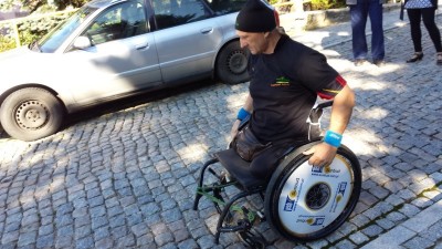 Na w&oacute;zku wjechał na Halę Szrenicką (ZDJĘCIA)