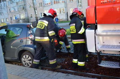 Auto wpadło na torowisko. Dwoje dzieci rannych (ZDJĘCIA) - 6