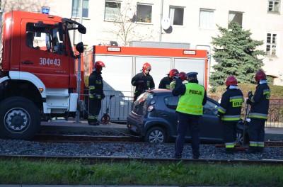 Auto wpadło na torowisko. Dwoje dzieci rannych (ZDJĘCIA) - 8