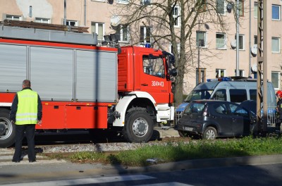 Auto wpadło na torowisko. Dwoje dzieci rannych (ZDJĘCIA) - 9