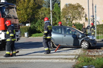 Auto wpadło na torowisko. Dwoje dzieci rannych (ZDJĘCIA) - 10