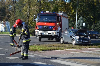 Auto wpadło na torowisko. Dwoje dzieci rannych (ZDJĘCIA) - 11