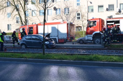 Auto wpadło na torowisko. Dwoje dzieci rannych (ZDJĘCIA) - 1