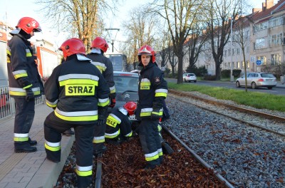 Auto wpadło na torowisko. Dwoje dzieci rannych (ZDJĘCIA) - 12