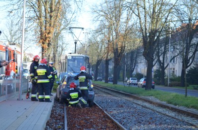 Auto wpadło na torowisko. Dwoje dzieci rannych (ZDJĘCIA) - 3