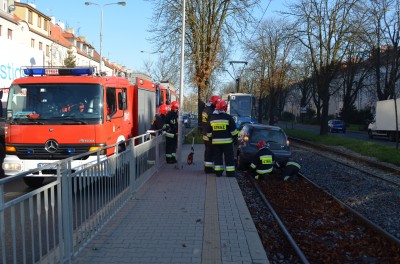Auto wpadło na torowisko. Dwoje dzieci rannych (ZDJĘCIA) - 4