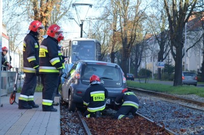Auto wpadło na torowisko. Dwoje dzieci rannych (ZDJĘCIA)