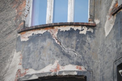 Od miesiąca mieszkają w hotelu, bo ściany zaczęły pękać - 1
