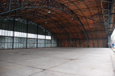Zabytkowe hangary pod młotek, a pamiątki na bruk - 0