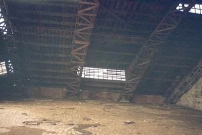 Zabytkowe hangary pod młotek, a pamiątki na bruk - 11