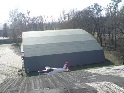 Zabytkowe hangary pod młotek, a pamiątki na bruk - 23