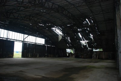 Zabytkowe hangary pod młotek, a pamiątki na bruk - 26