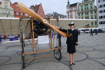 Zabytkowe hangary pod młotek, a pamiątki na bruk - 27