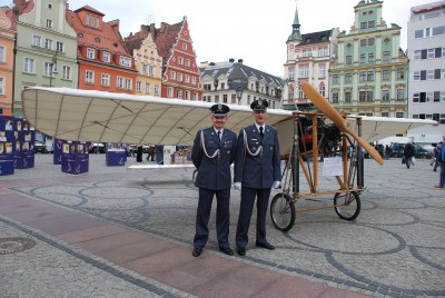 Zabytkowe hangary pod młotek, a pamiątki na bruk - 28