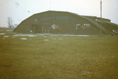 Zabytkowe hangary pod młotek, a pamiątki na bruk - 33