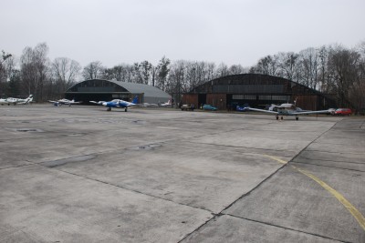 Zabytkowe hangary pod młotek, a pamiątki na bruk - 36