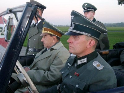 Zabytkowe hangary pod młotek, a pamiątki na bruk - 37