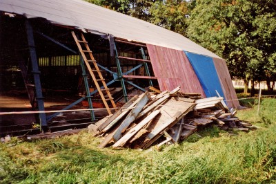 Zabytkowe hangary pod młotek, a pamiątki na bruk - 3